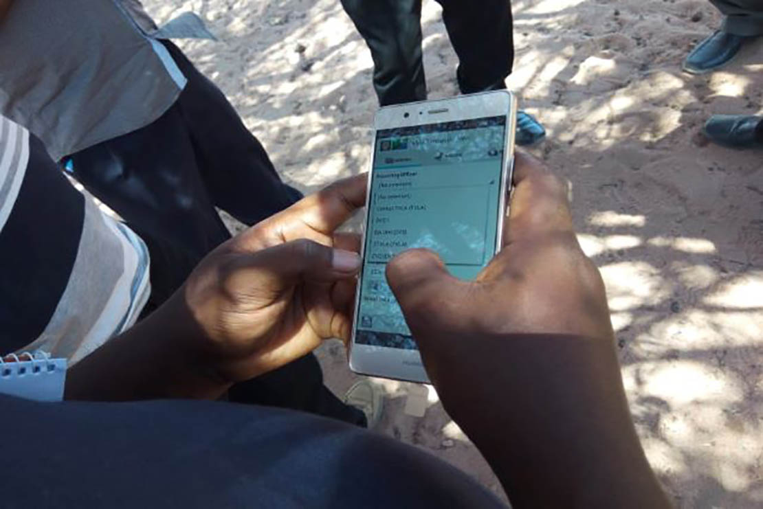 Using smartphones to fight animal diseases in the United Republic of Tanzania ©FAO/Folorunso Fasina