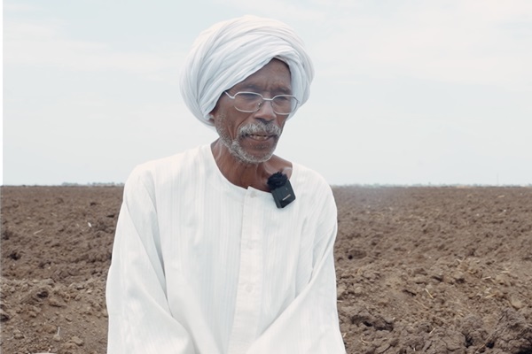 Mudathir Yousif shares his story during a field visit. 15 July 2025. Roweina village, South Al Jazirah locality, Al Jazirah State, Sudan. Photo credit: FAO/Mohamed Ahmed.
