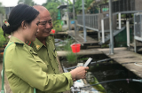 Technical staff of Ca Mau SDFP use CWFM to check the civet farm.