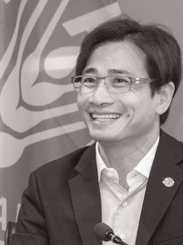 Kachen_Our Team Portrait of a man smiling