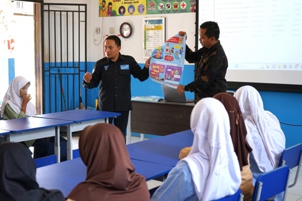 Guru Penggerak in West Java teach rabies threats and prevention efforts to junior high school students using educational materials created by the Ministry of Agriculture and FAO