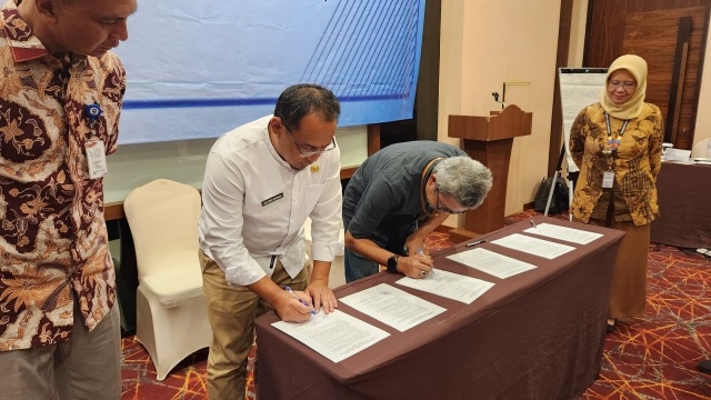 igning of commitment pledge involving the West Java Provincial Government, Sukabumi District Government, and West Bandung District to Establish a TIKORDA for the Prevention and Control of Zoonoses and EIDs