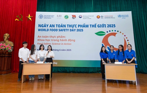WFSD-2025_VN_Thumbs Students on stage in front of tables in a game quiz show setup