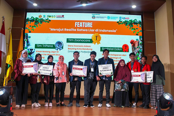 Group photo of people with certificates