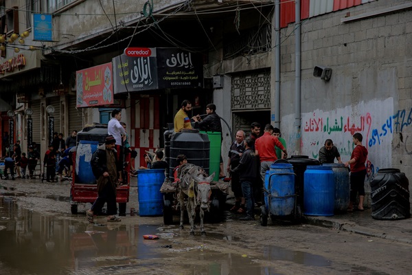 People fill water for use in their homes due to water shortages as a result of the ongoing escalation of hostilities in the Gaza Strip, Jabalia, north of the Gaza Strip.