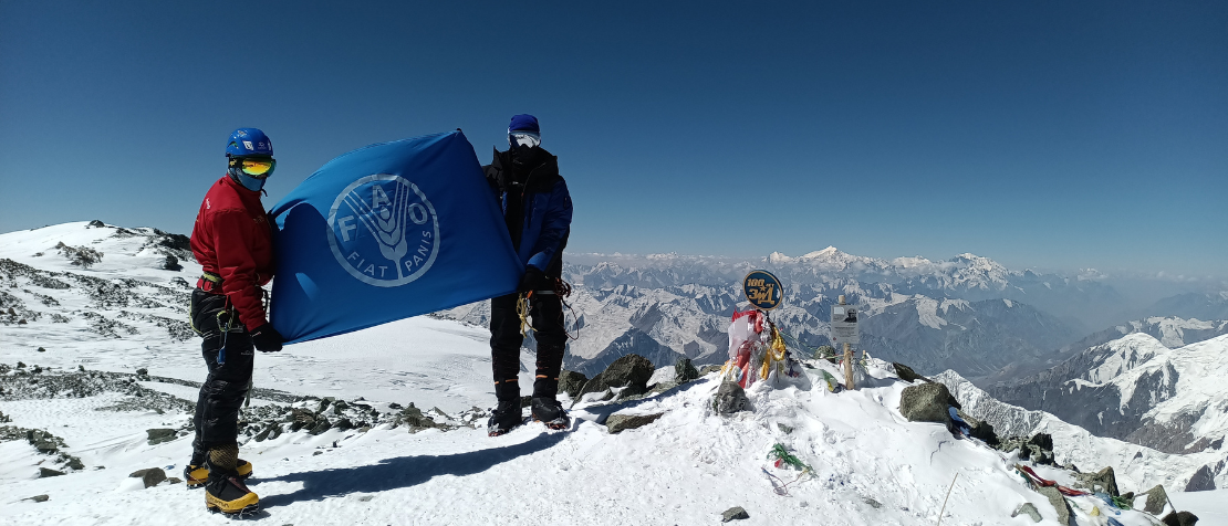 FAO flag flies 7 000 m above Kyrgyzstan to promote eightieth anniversary, draw attention to climate change