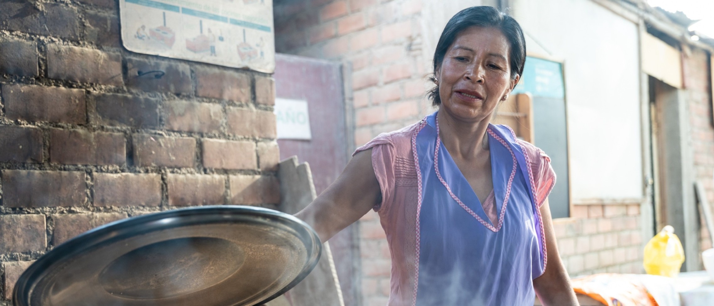 Mujeres que alimentan con coraje: la fuerza solidaria de las ollas comunes en Perú
